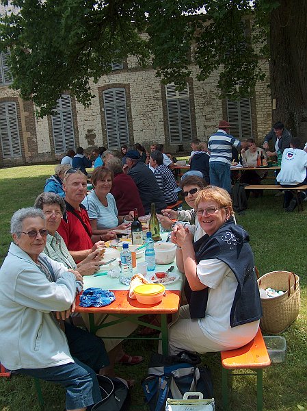 Rando_2008_HPIM1901.JPG - ... Et ont partagé leur repas ...